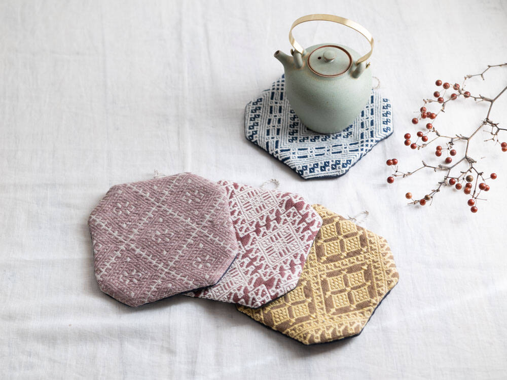 人気陶芸家本金細密総手書地紋盛割取文　三つ足香炉未使用　セール品 あよお 金澤尚宜 花器 貝と海 －作家もの陶器・うつわ・アートの通信